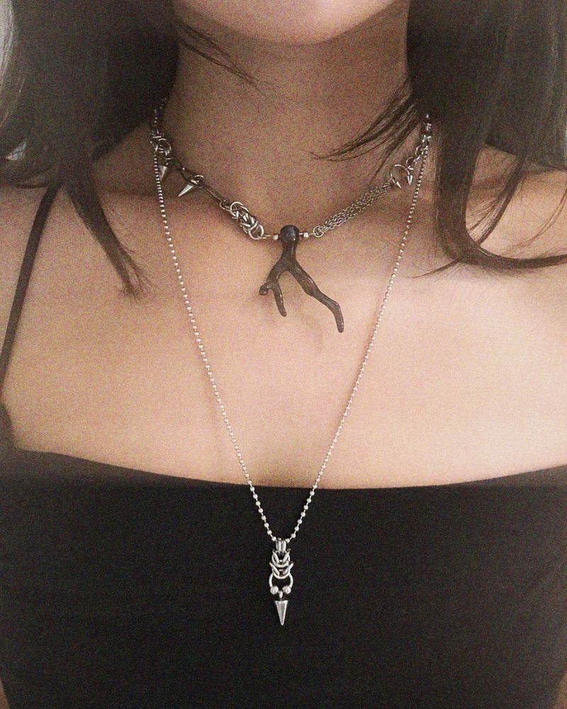 BUZZERBE（ブザービー）の「Black Branch Charm Necklace（Accessories）」