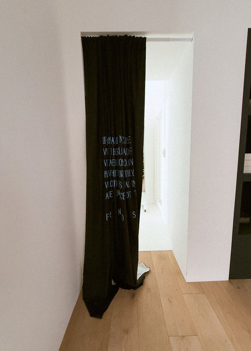 LNL pessoa black curtain