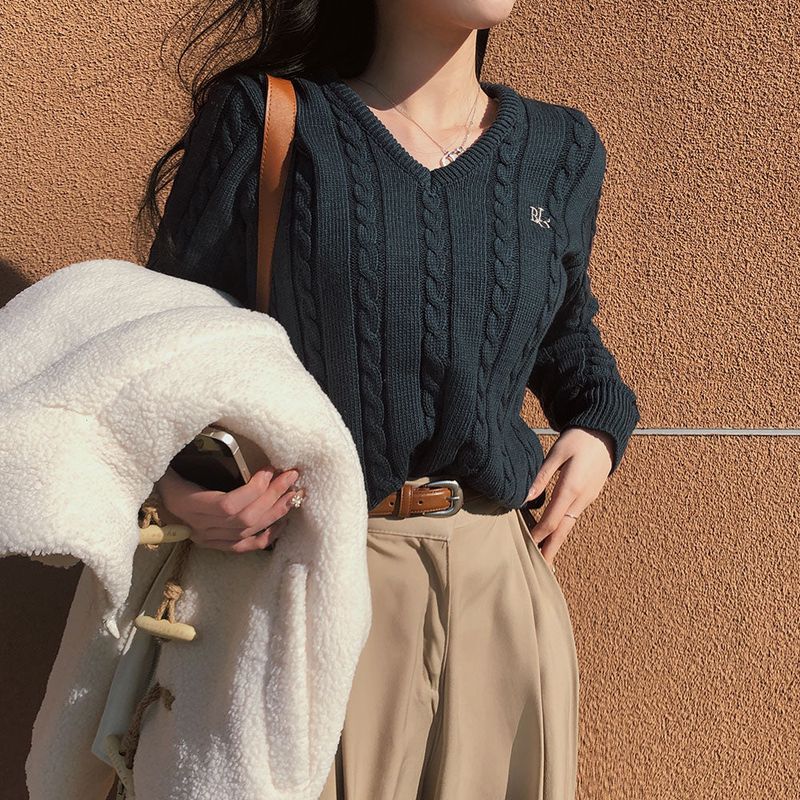 [BELLIDE MADE] Crayon Twisted V-neck Embroidered Cable Knit