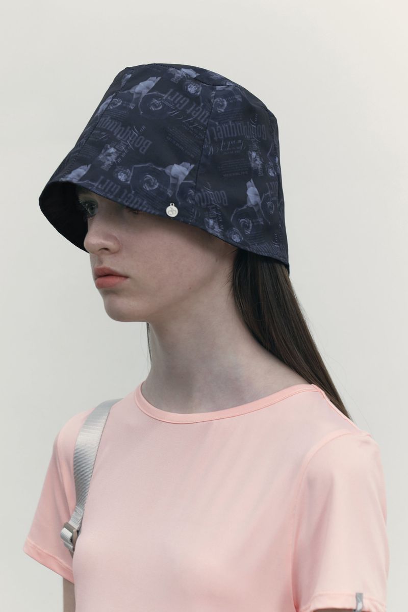 REVERSIBLE GRAPHIC BUCKET HAT [BLACK]