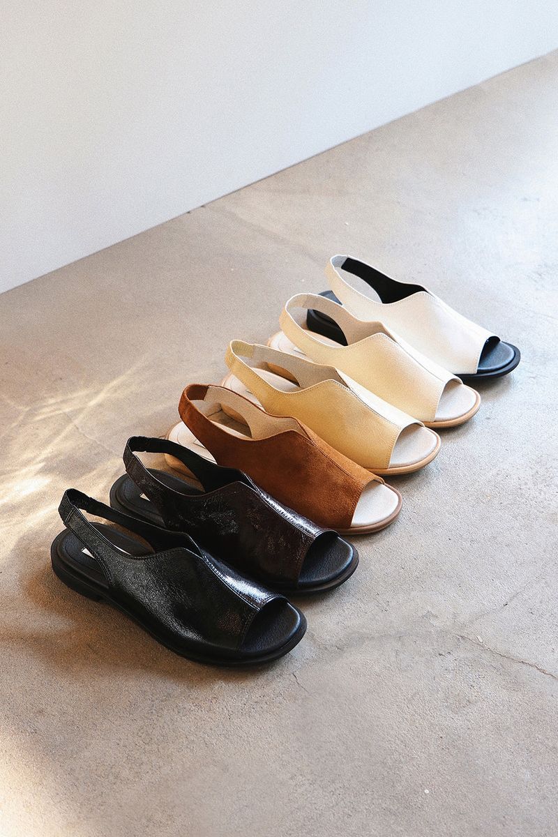 eeë(イイエ)の「COY FLAT SANDALS_6COLORS(Shoes)」