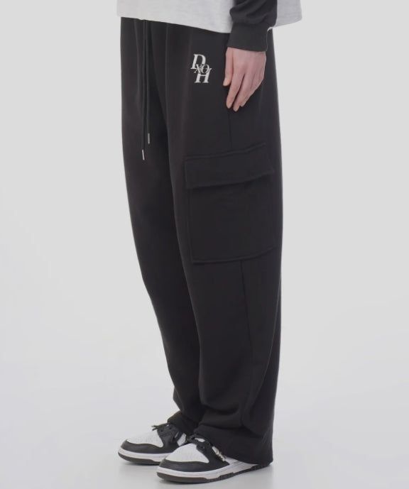 DXOH(ディソエイチ)の「スタックロゴカーゴワイドパンツ(パンツ)」