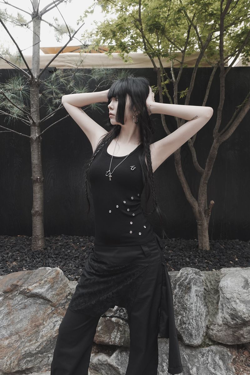 silent symbol eyelet sleeveless (black)