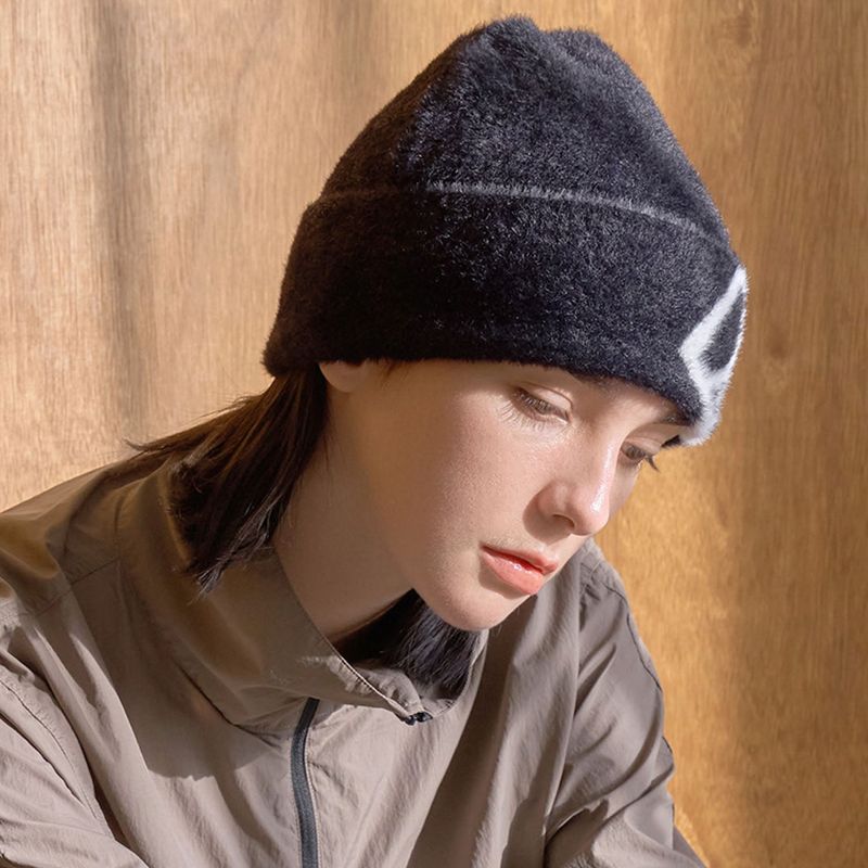 VA Square Jacquard Angora Beanie / Black