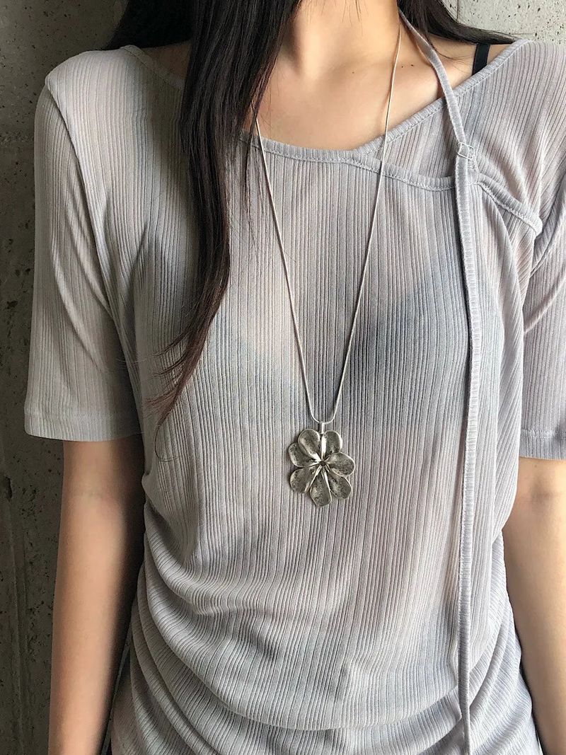 Petal Motion Drop Necklace