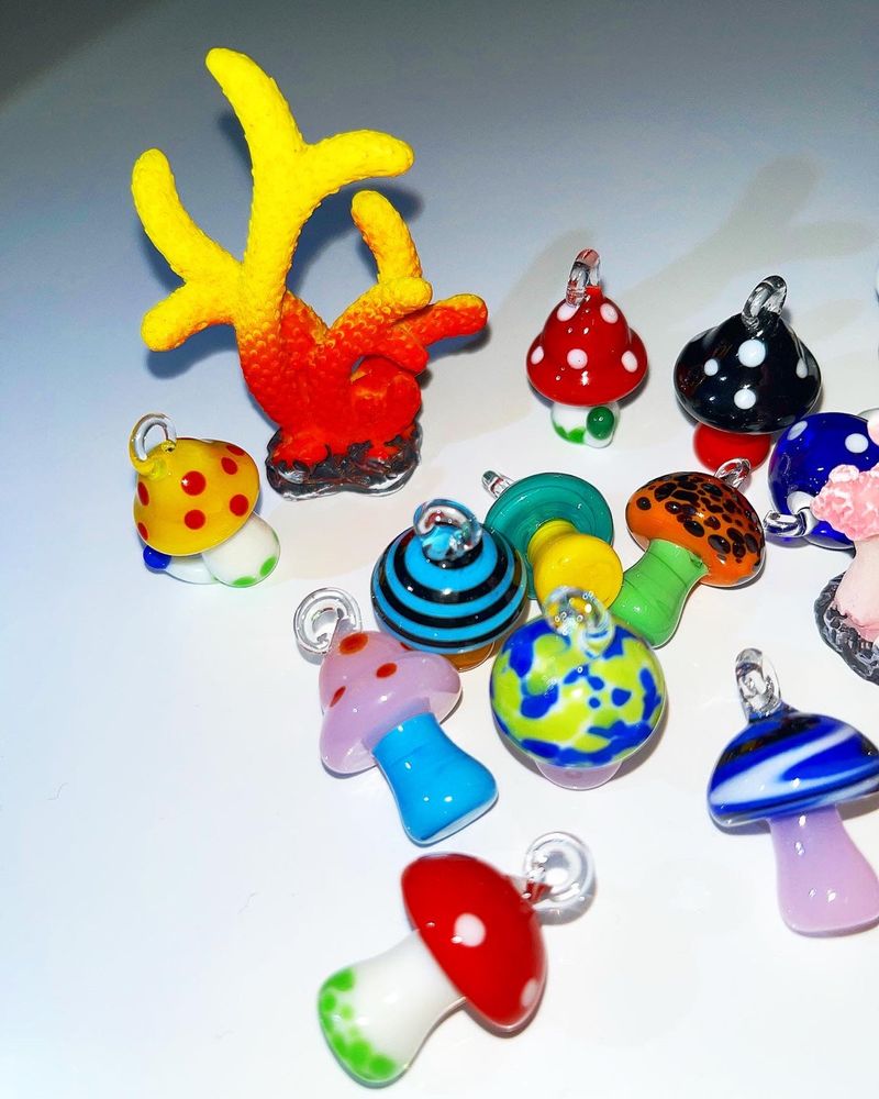 Trippy mushroom keychain