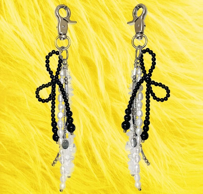 ribbon gemstone keyring (black mix)