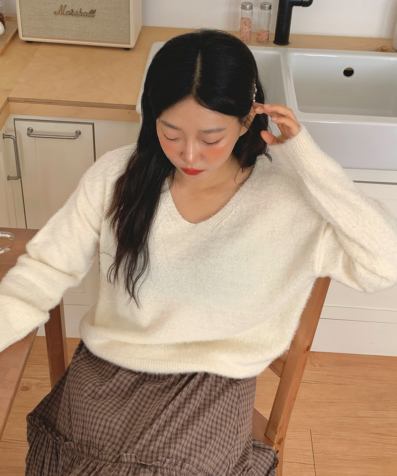 Soft Angora V-neck knitwear