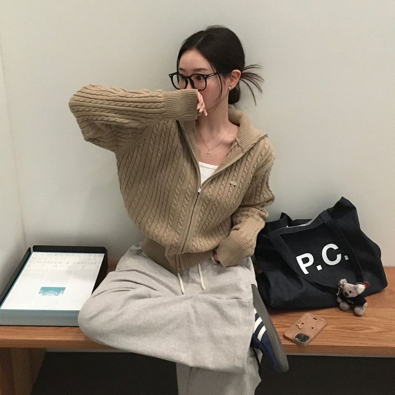 [BELLIDE MADE] Cable knit zip-up with pendant
