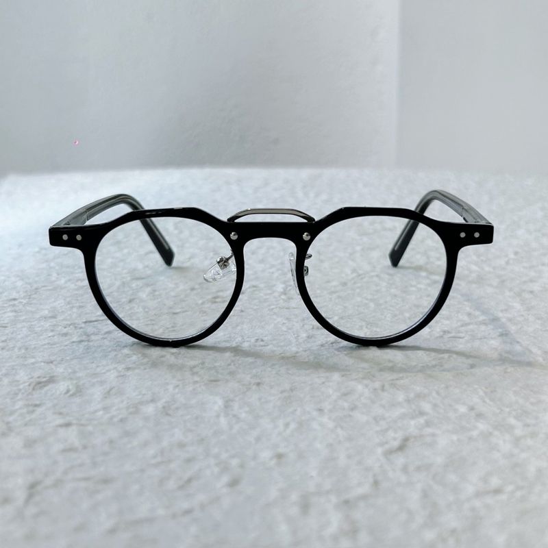 Refined Stud Round Frame