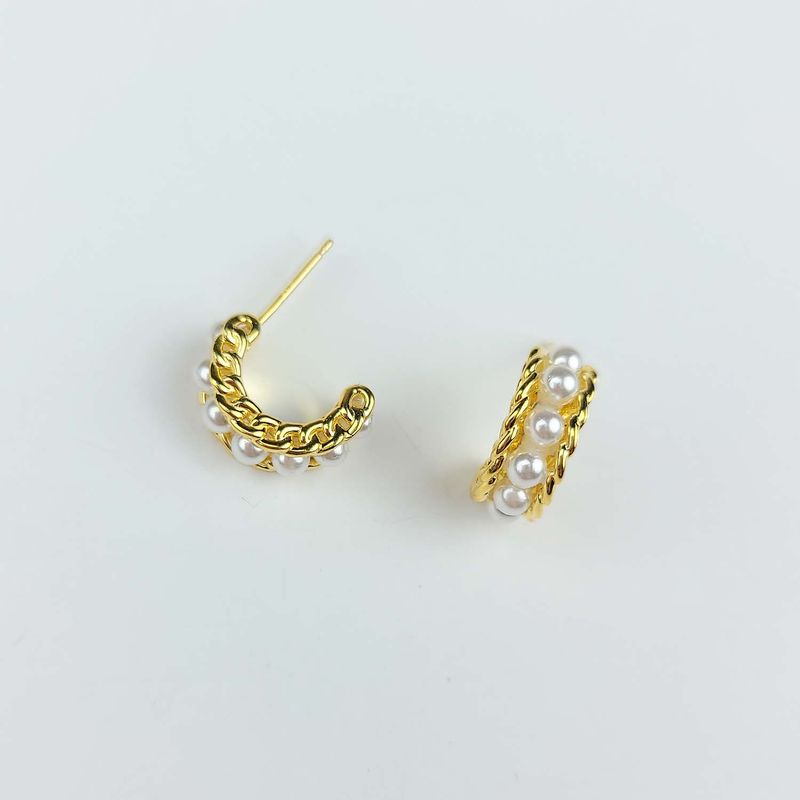 Classic pearl earring