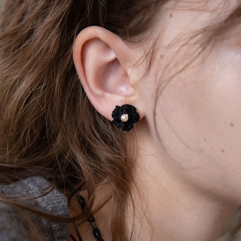 MerryMotive（メリーモチーブ）の「グリミングニットフラワーピアス (Black)（アクセサリー）」