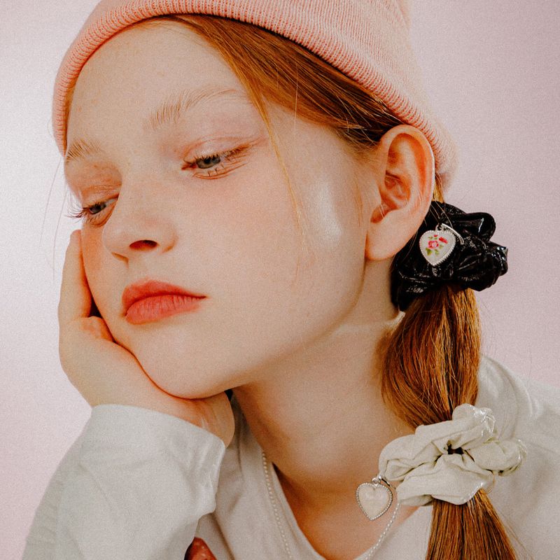 GLOSSY HEART CHARM SCRUNCHIE (IVORY)