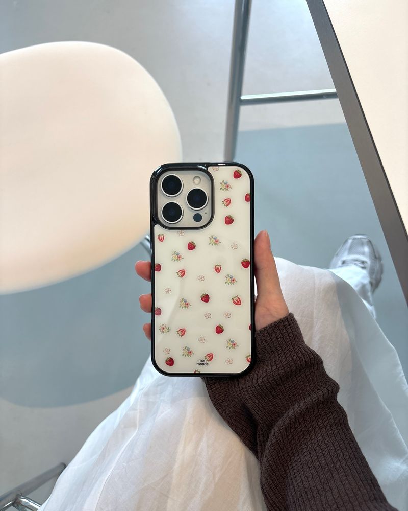 mon monde(モンモンド)の「ストロベリーフラワーフォンケース(ivory) (スマホグッズ/小物)」