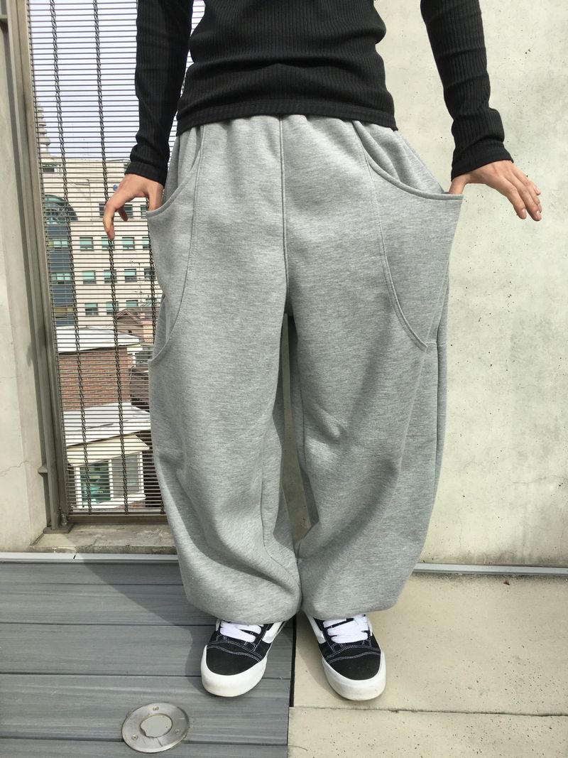 DISCERNMENT（ディサーンメント）の「Mile Curved Two-Pocket Sweatpants 6C（Pants）」