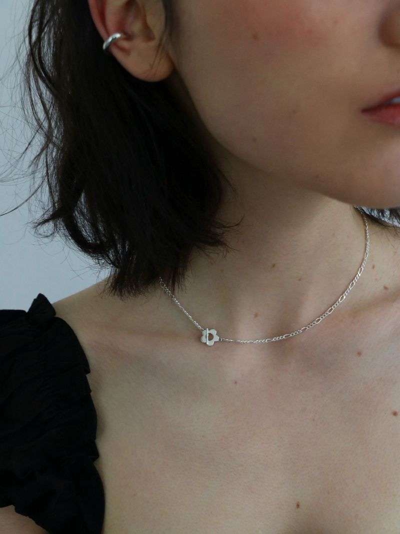 moi moi(モイモイ)の「Flower toggle necklace / silver(Accessories)」