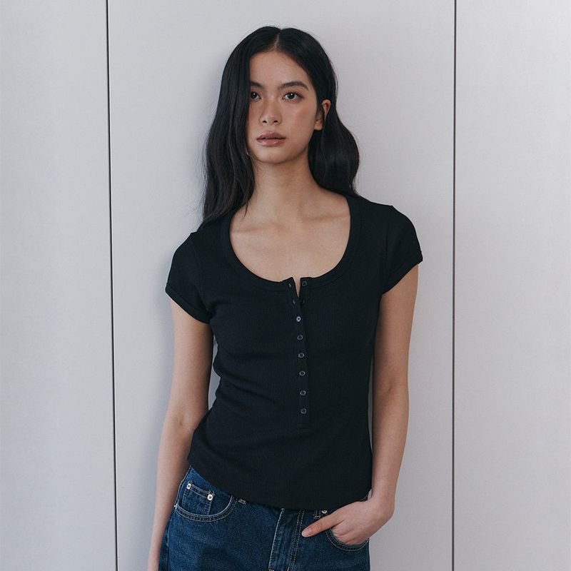 Curetty（キュリティ）の「CスコープネックボタンフロントTシャツ - ブラック（トップス）」