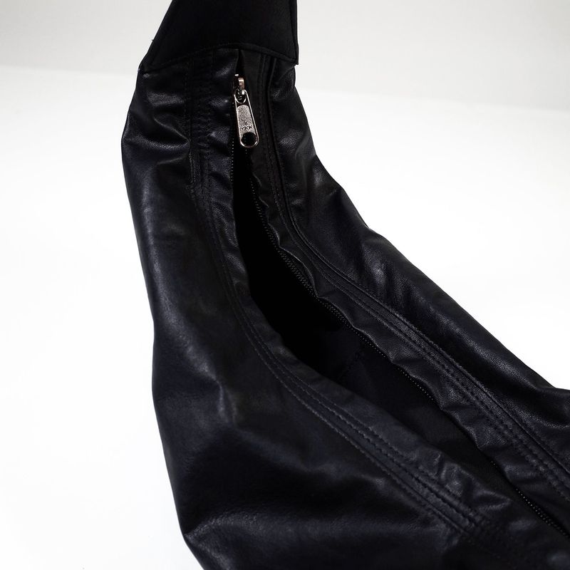 H-Buckle Banana Leather Bag (black)