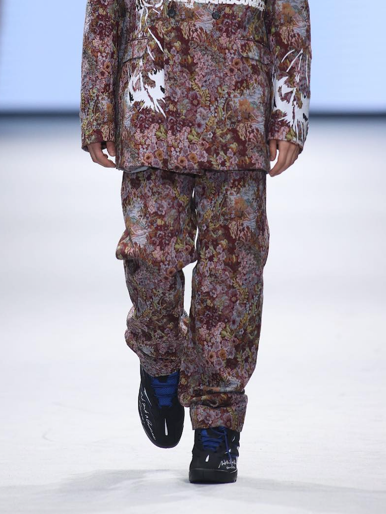 WooLeeX（ウーリーエックス）の「Maroon Floral and White Pattern Trousers（Pants）」