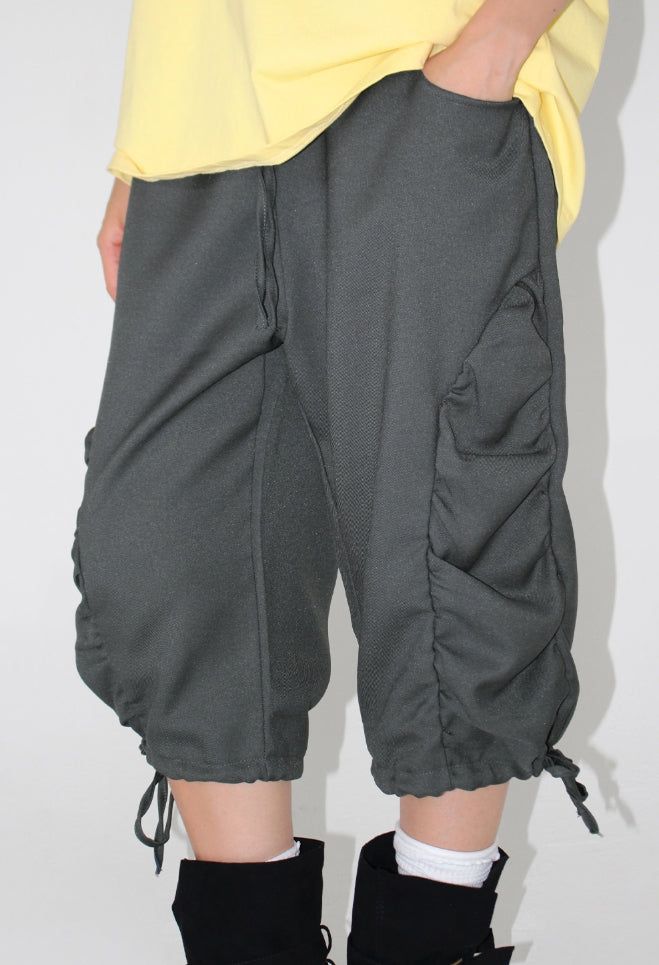 AAKE（アケ）の「SIDE SHIRRING CAPRI PANTS（Pants）」