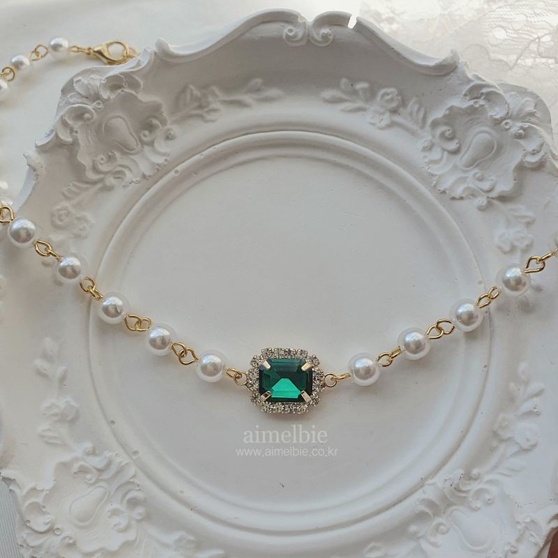 Emerald Square Pearl Choker Necklace