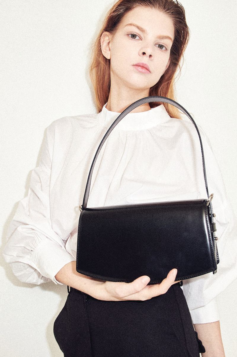 Rynhye（リネ）の「lune bag_shiny black（Bags）」