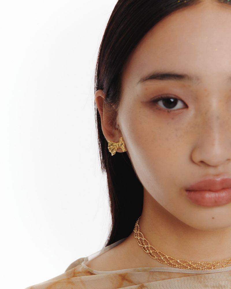 Ribbon ruffle gold earring