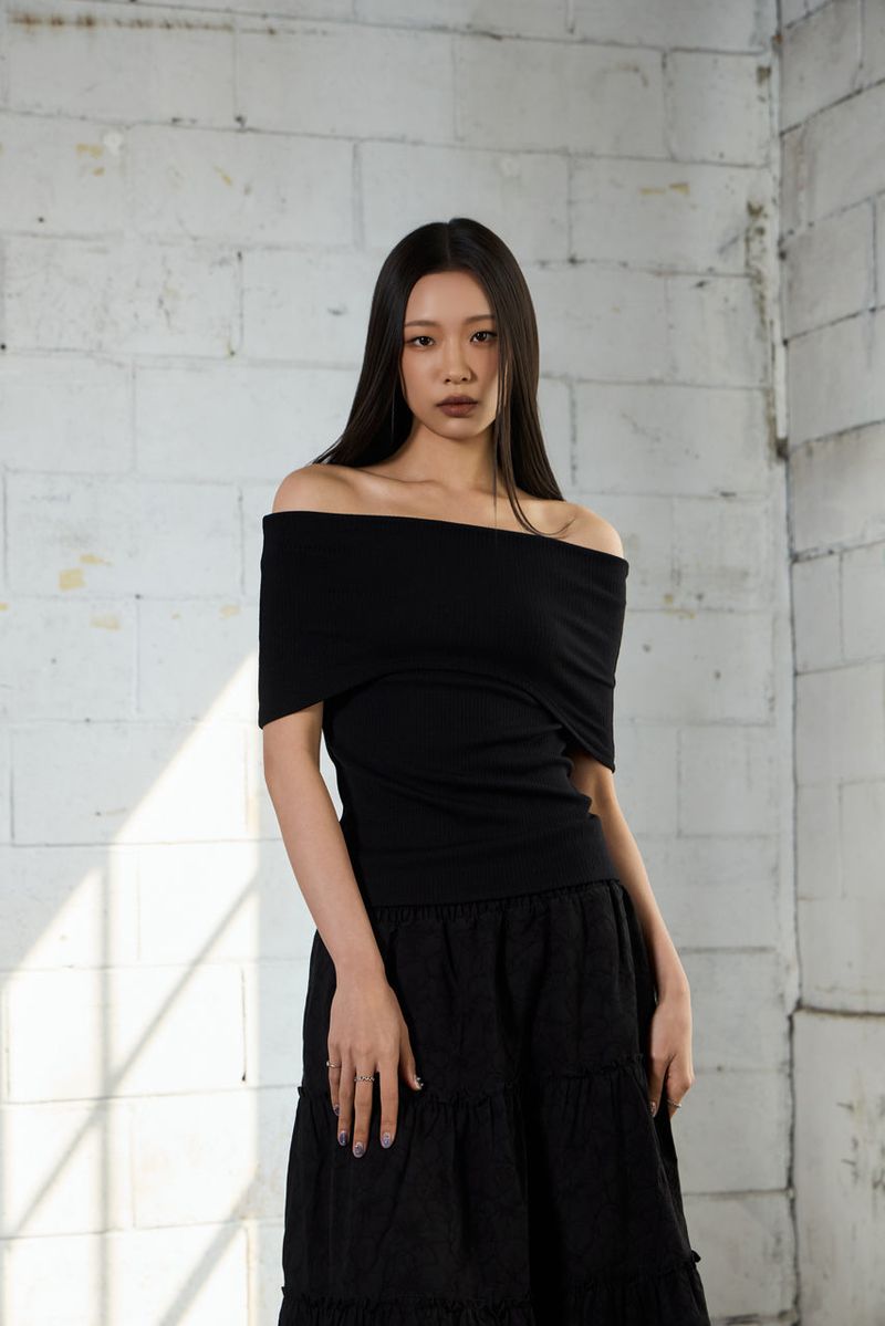 vadefy(ベイディフィー)の「Drape Off-Shoulder T-Shirt - Black(Tops)」