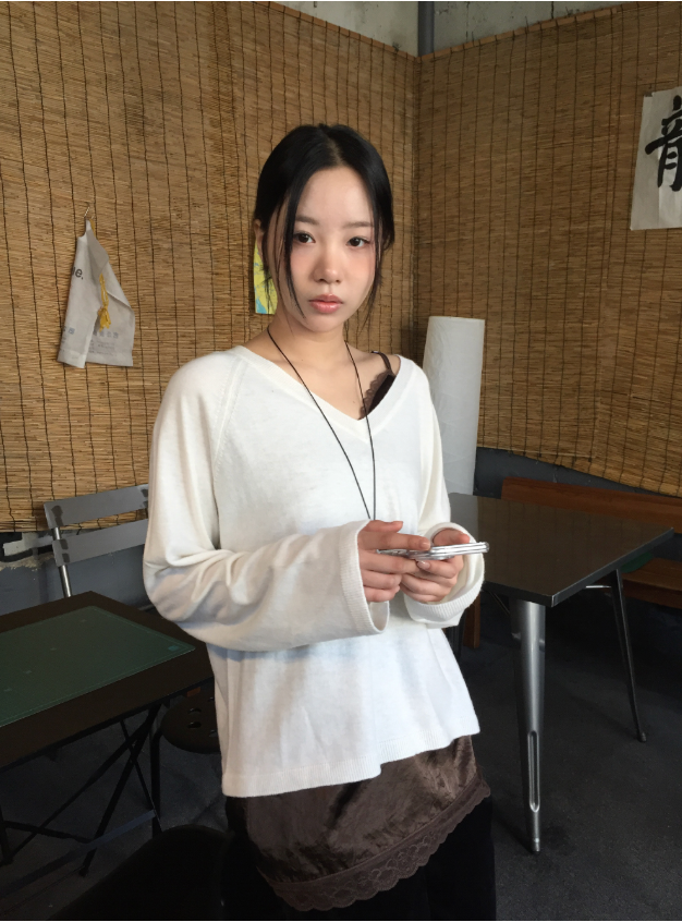 howu（ハウユ）の「ナンディルーズVネックカラーニット（4c）（Tops）」