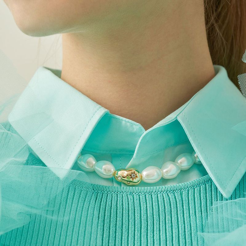 Shy bloom necklace