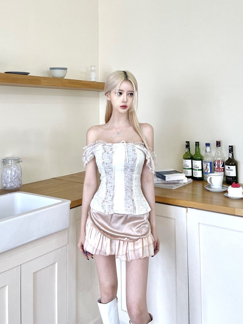 1233. Aerin ribbon puff lace bustier