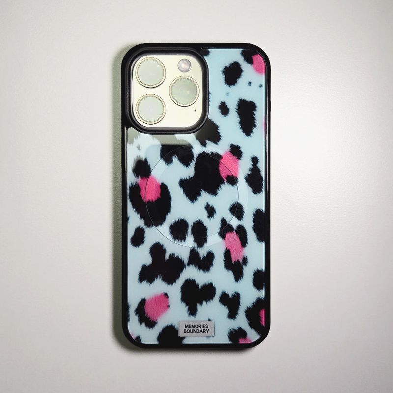 MEMORIESBOUNDARY（メモリーズバウンダリー）の「ソフト ポップ レオパード フォンケース ソフトブルー(BK_MagSafe Glass)（スマホグッズ/小物）」