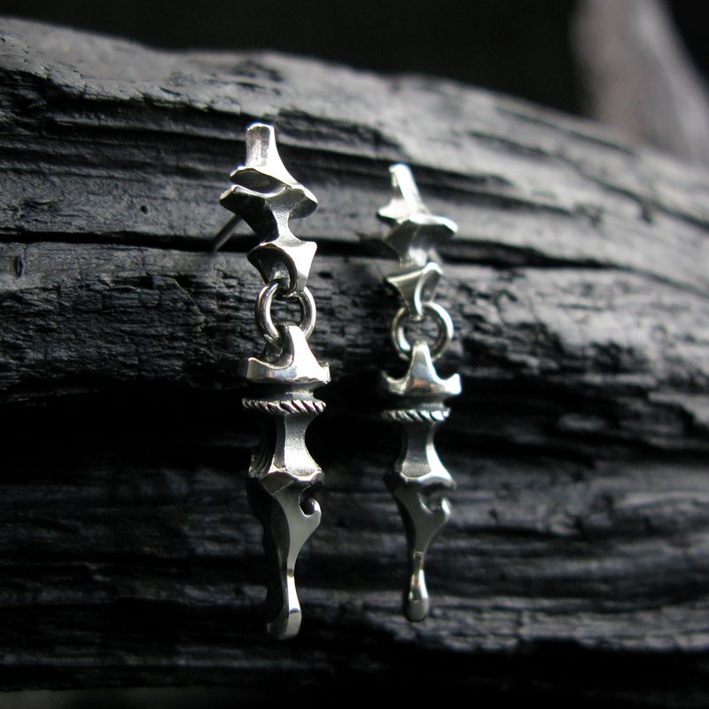 Main gauche silver earring