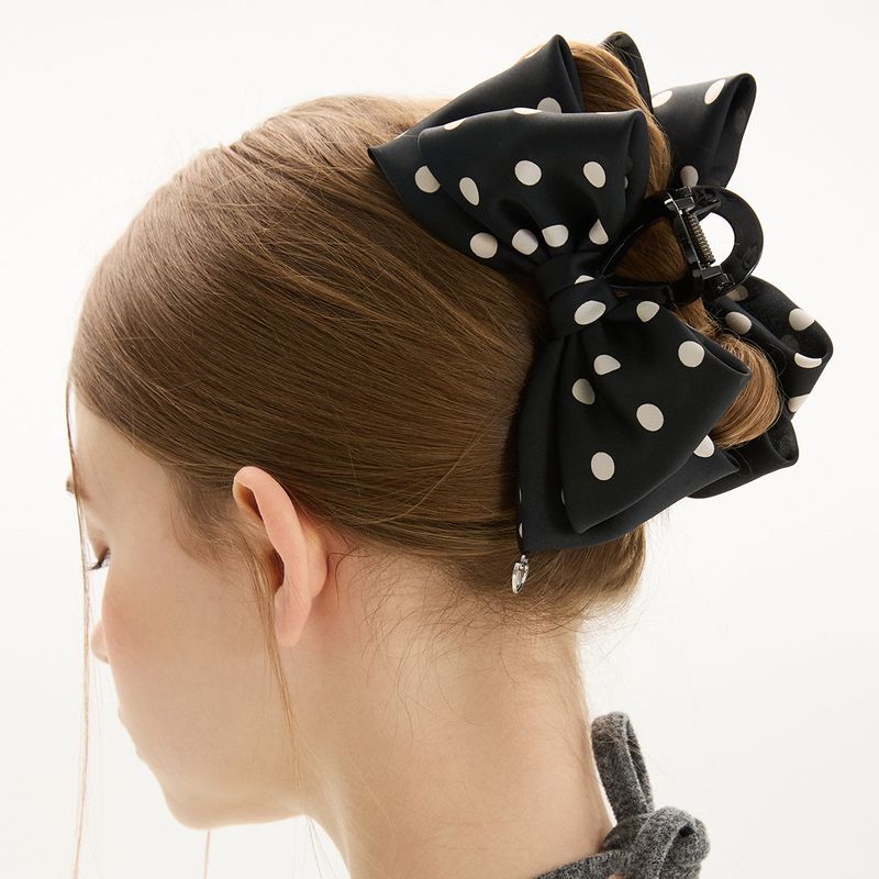 VVV（ブイブイブイ）の「サテンドットダブルリボンヘアクリップ _ ブラック（ヘアアクセサリー）」