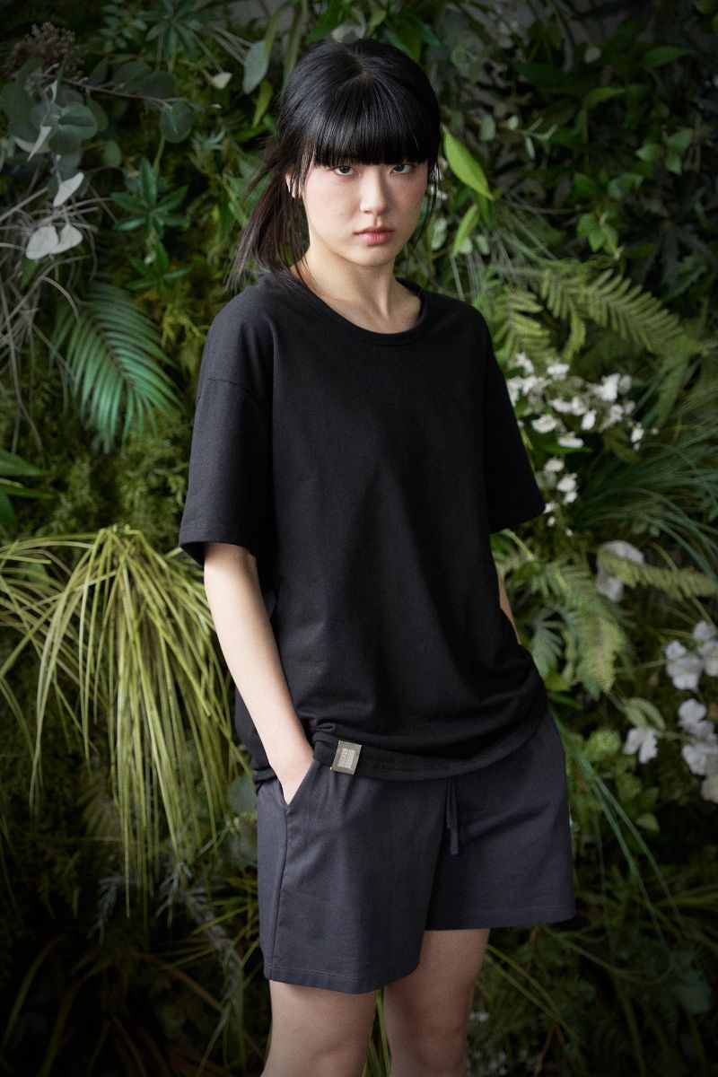 ESSENTIAL PLEAT U-NECK 1/2 TEE (Black)