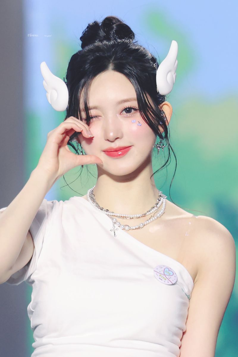  [Aespa Karina, IVE Gaeul Piercing] Sparkle Sparkle Huggies Piercing
