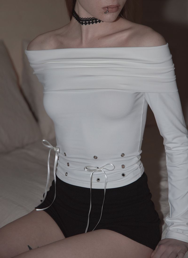 Eyelet off shoulder T (Ivory)