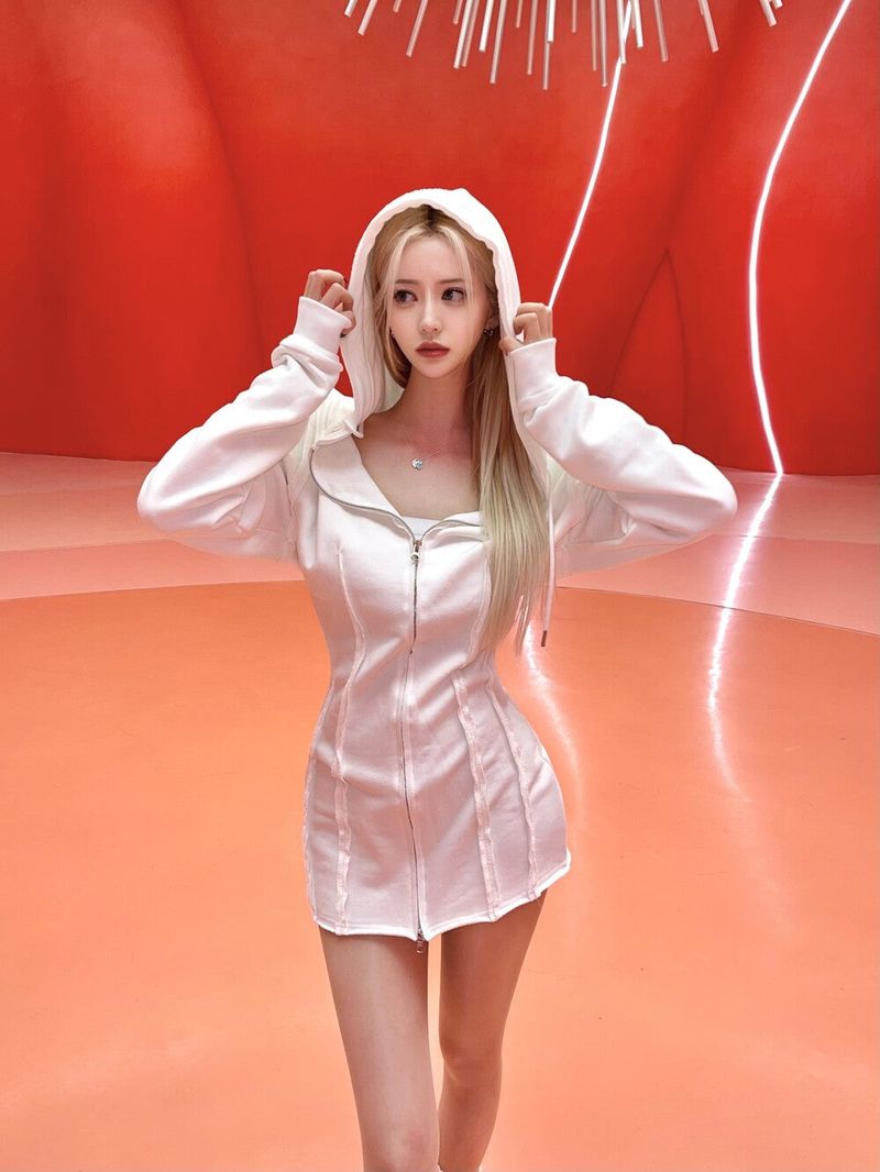 Seow（ソウ）の「 Hood damage zip-up mini ops (2color)（Dresses）」
