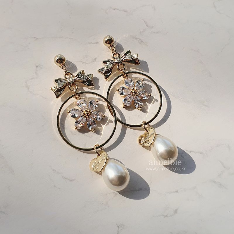 Gold Daisy and Ribbon Earring