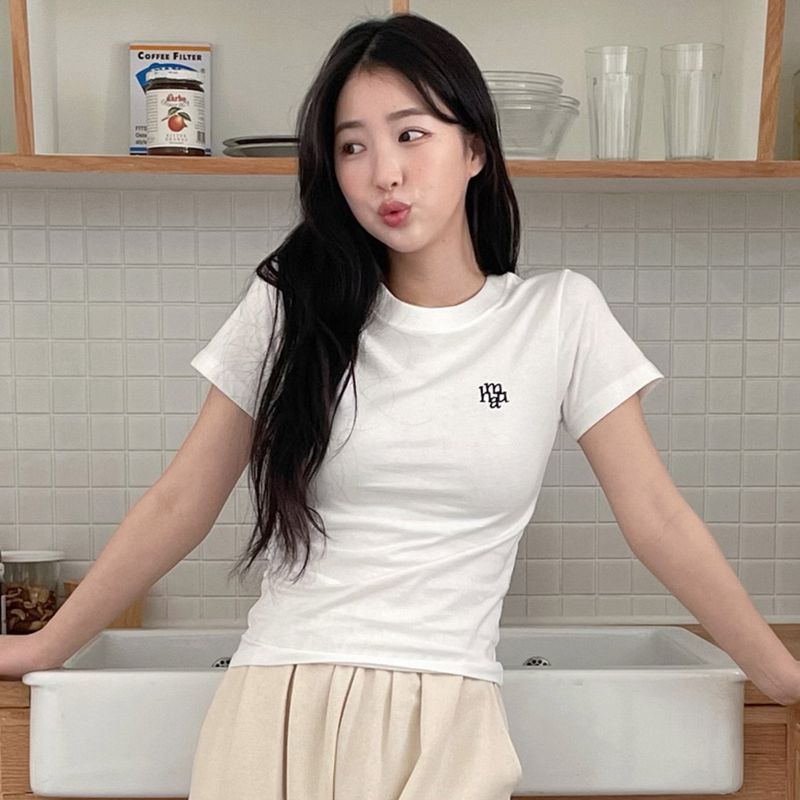 muahmuah（ムアムア）の「ステッチロゴベーシックTシャツ [WHITE]（トップス）」