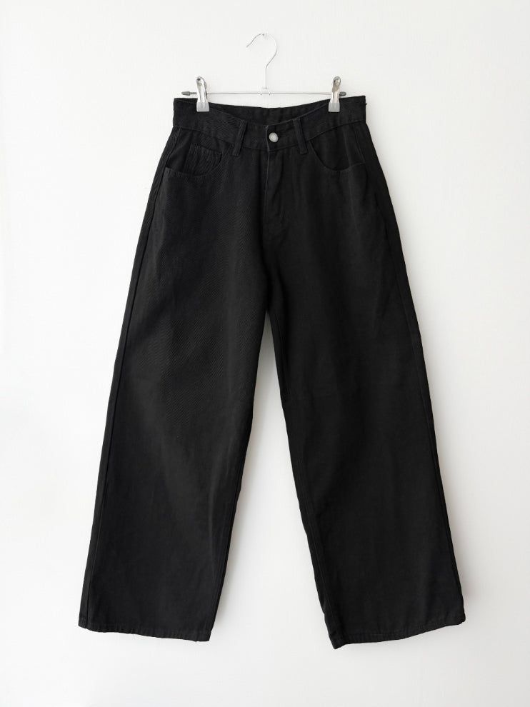 Two-button strap wide pants
