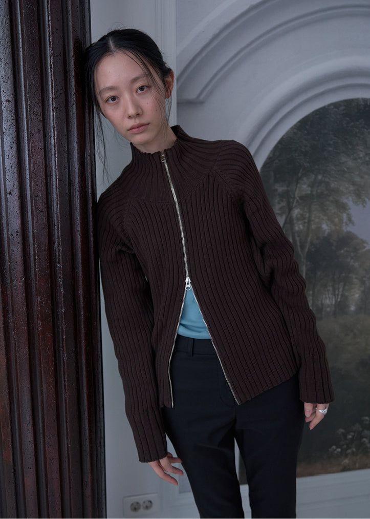 TERNE（テルン）の「Zen High Neck Cardigan (Brown)（Tops）」