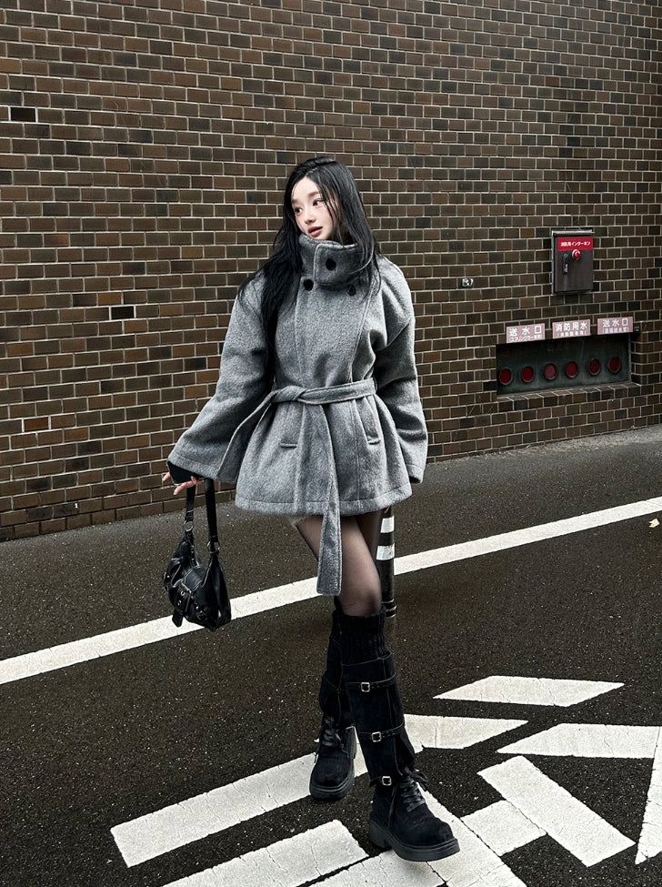 High-neck short strap coat