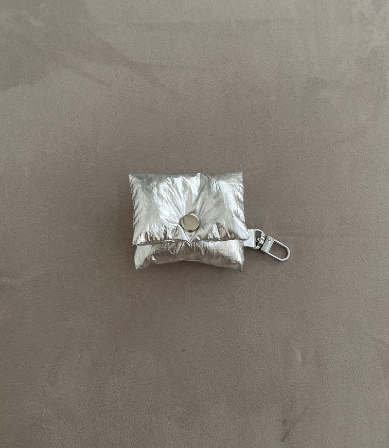 Atypical house（エイティピカル ハウス）の「[シルバー] ハンドメイド AirPods ポーチ（Smartphone Accessories）」
