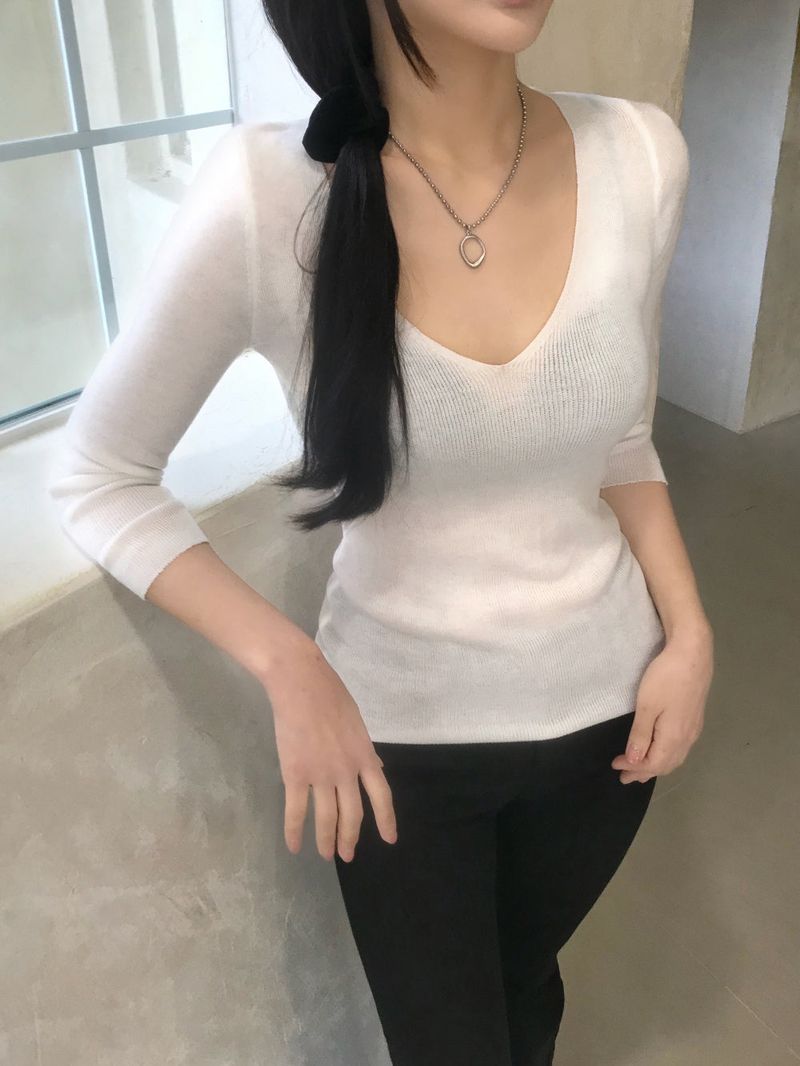 Melo Sheer V-Neck 3/4 Sleeve Knit