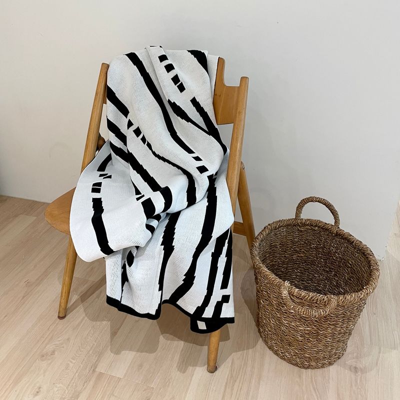 Étang knit blanket | White & Black