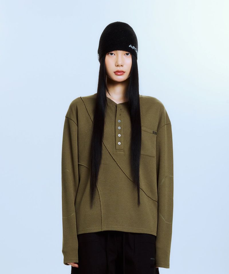 ARCHIVE BOLD（アーカイブボールド）の「CUTOUT PANEL HENLEY T-SHIRTS (KHAKI)（Tops）」