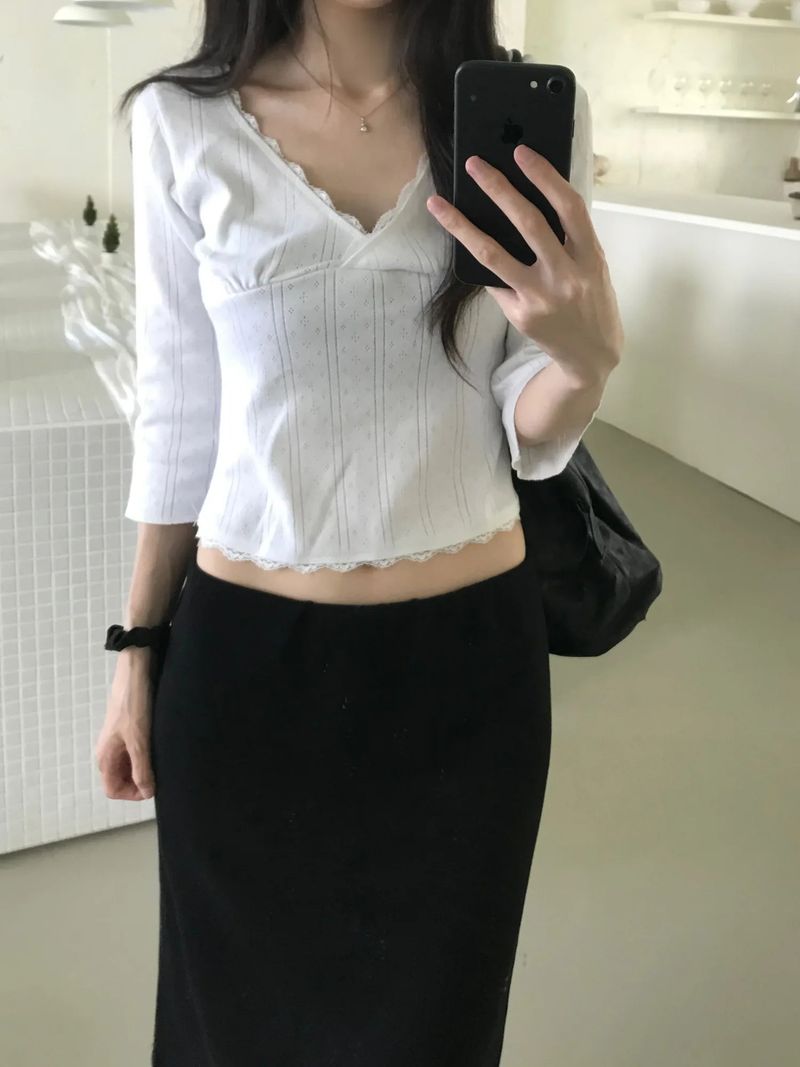 Kitten（キッテン）の「Vネック パンチング レース ティーシャツ(2 colors)（トップス）」