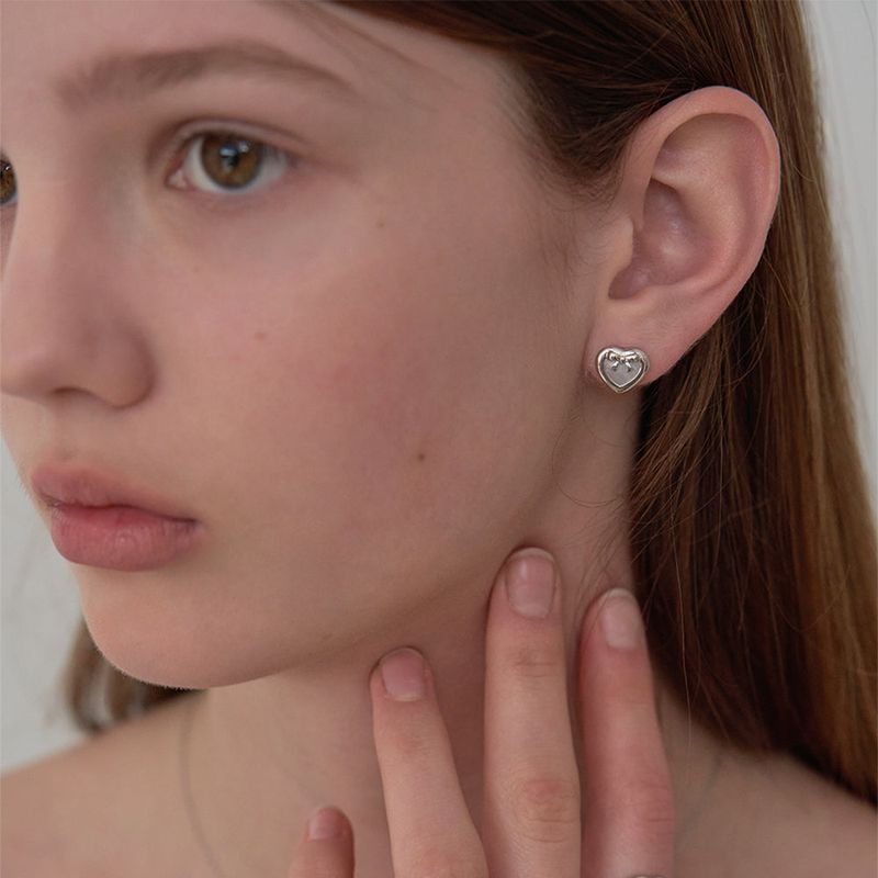 OVT-U（オーブイティーユー）の「Silver 925 Luna Pearl Ribbon Heart Earring（Accessories）」