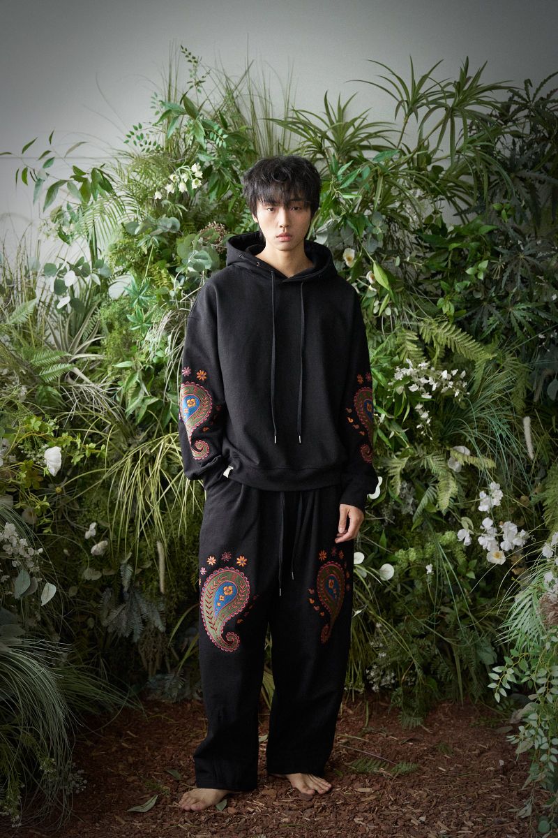 PAISLEY EMB. H-T SWEAT PANTS (Black)